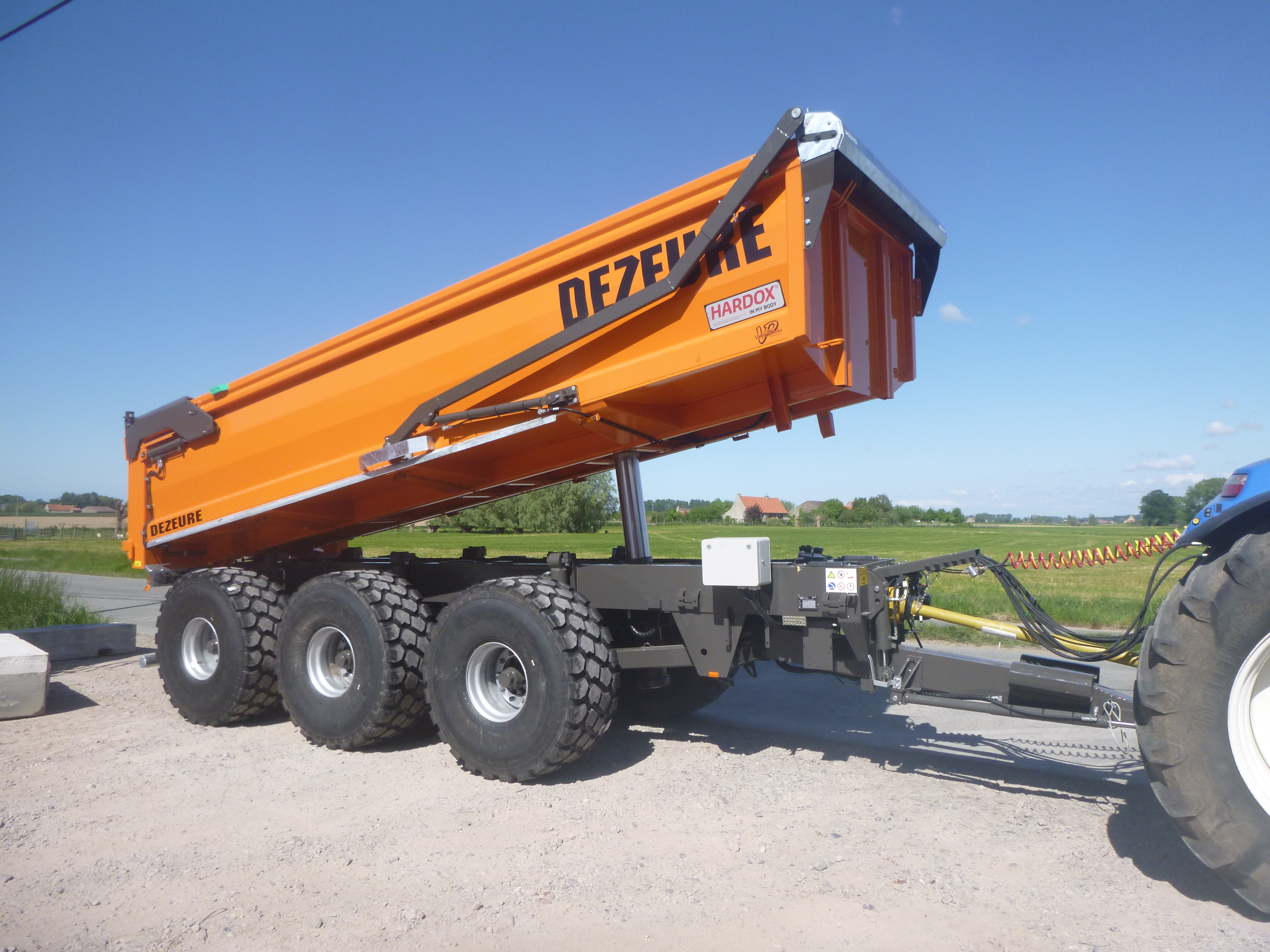 <p>DEZEURE SA, fabricant de remorques pour l'agriculture et l'industrie utilise dans la gamme de bennes de chantier TPX tiges trempées par induction dans les cylindres de suspension des essieux.&nbsp;&nbsp;</p>